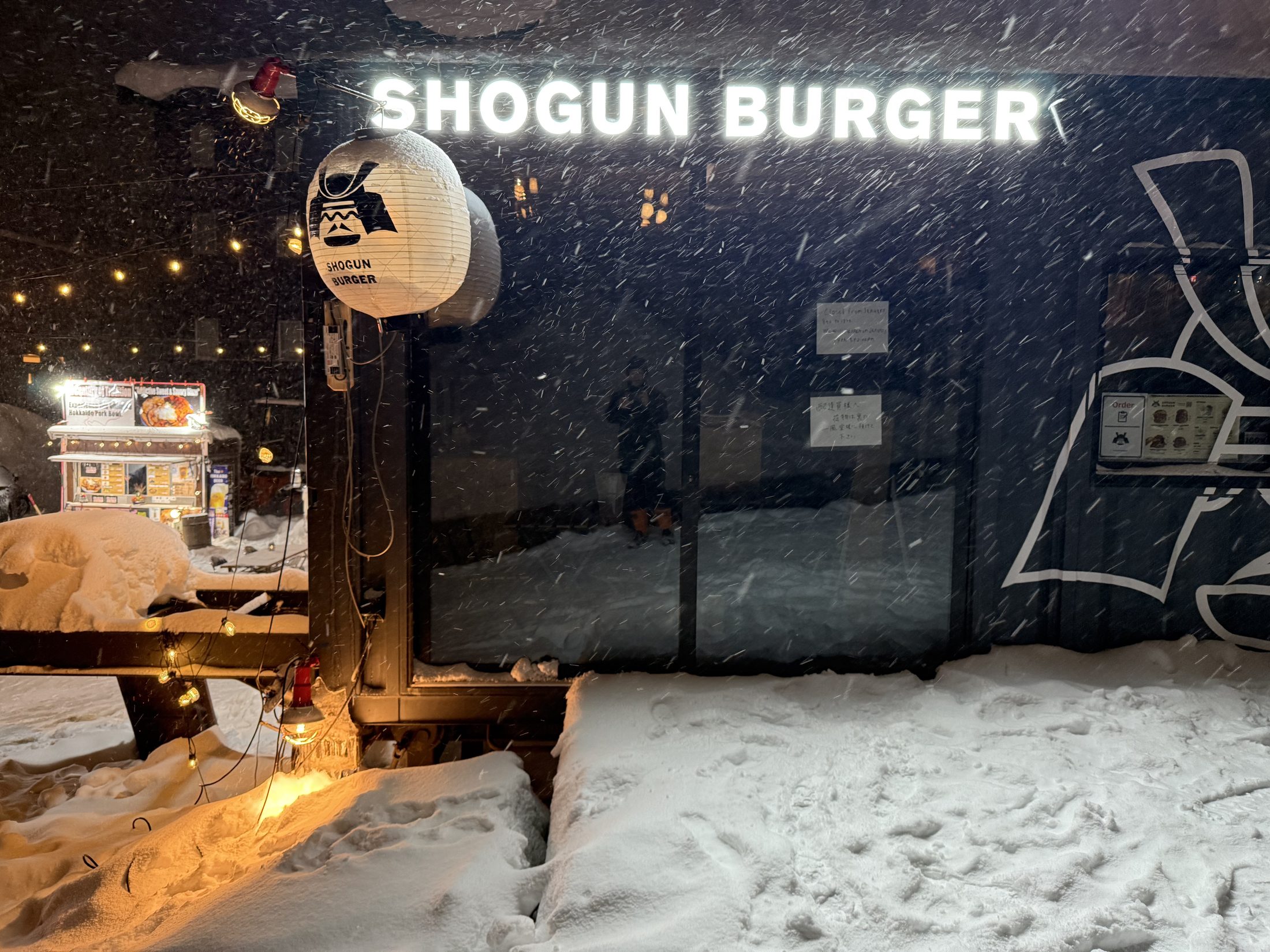 ニセコのコンテナ店舗（夜）